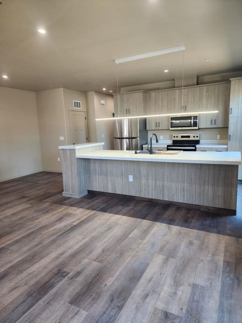 Hanford Apartment: 1000 W. 7th Street