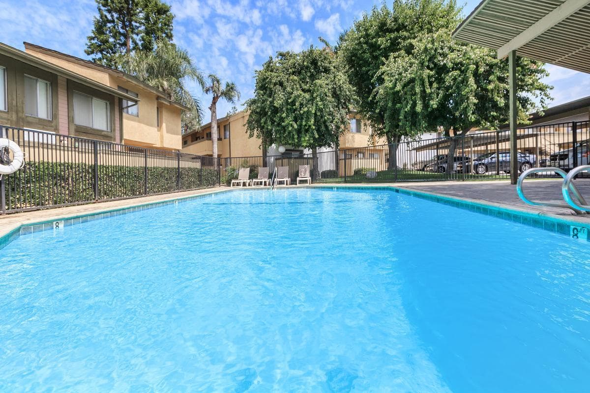 Bakersfield Apartment: 800 New Stine Road