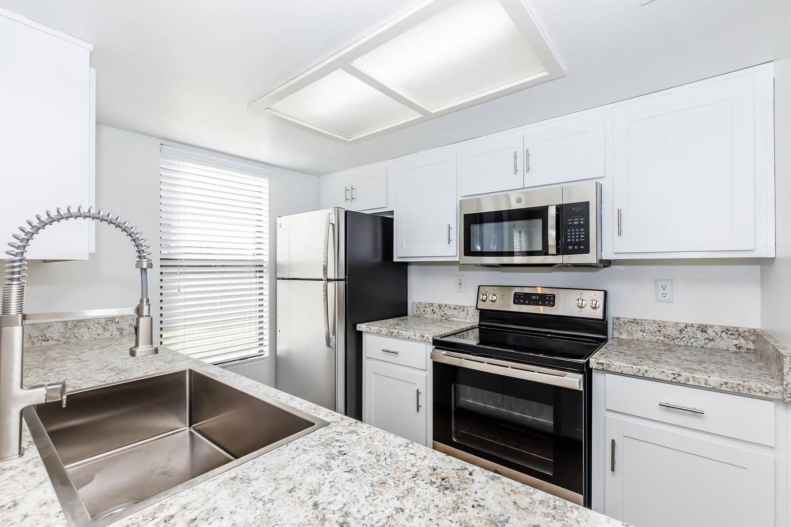 Fresno Apartment: 445 W Nees Ave