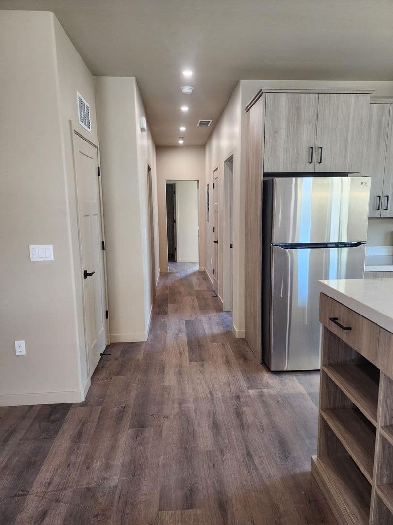 Hanford Apartment: 1000 W. 7th Street