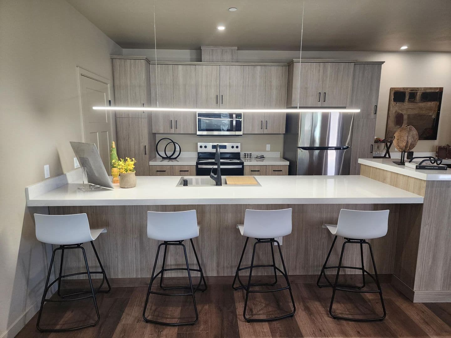 Hanford Apartment: 1000 W. 7th Street