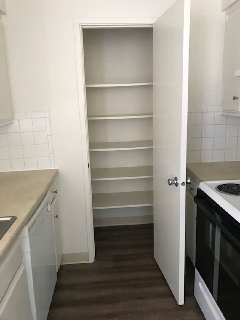 Clovis Apartment: 300 W Alamos Ave