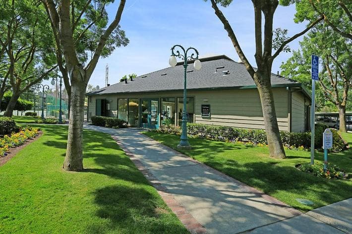 Fresno Apartment: 445 W Nees Ave