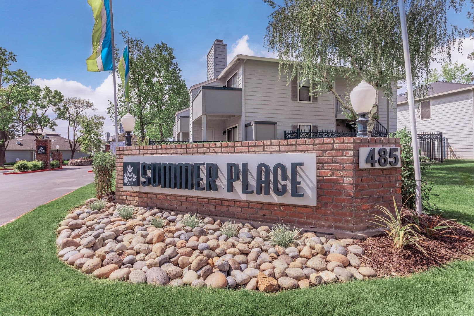 Fresno Apartment: 445 W Nees Ave