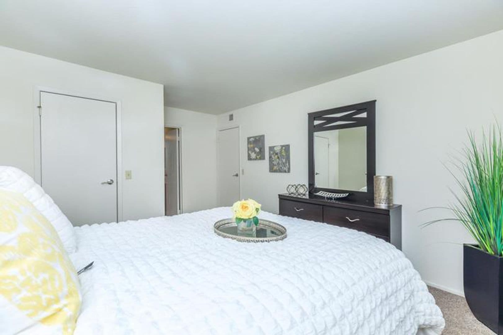 Fresno Apartment: 445 W Nees Ave