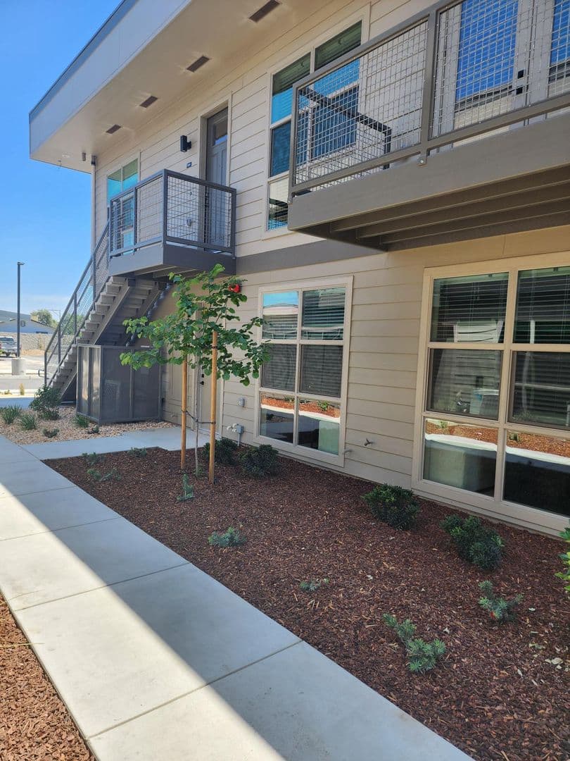 Hanford Apartment: 1000 W. 7th Street