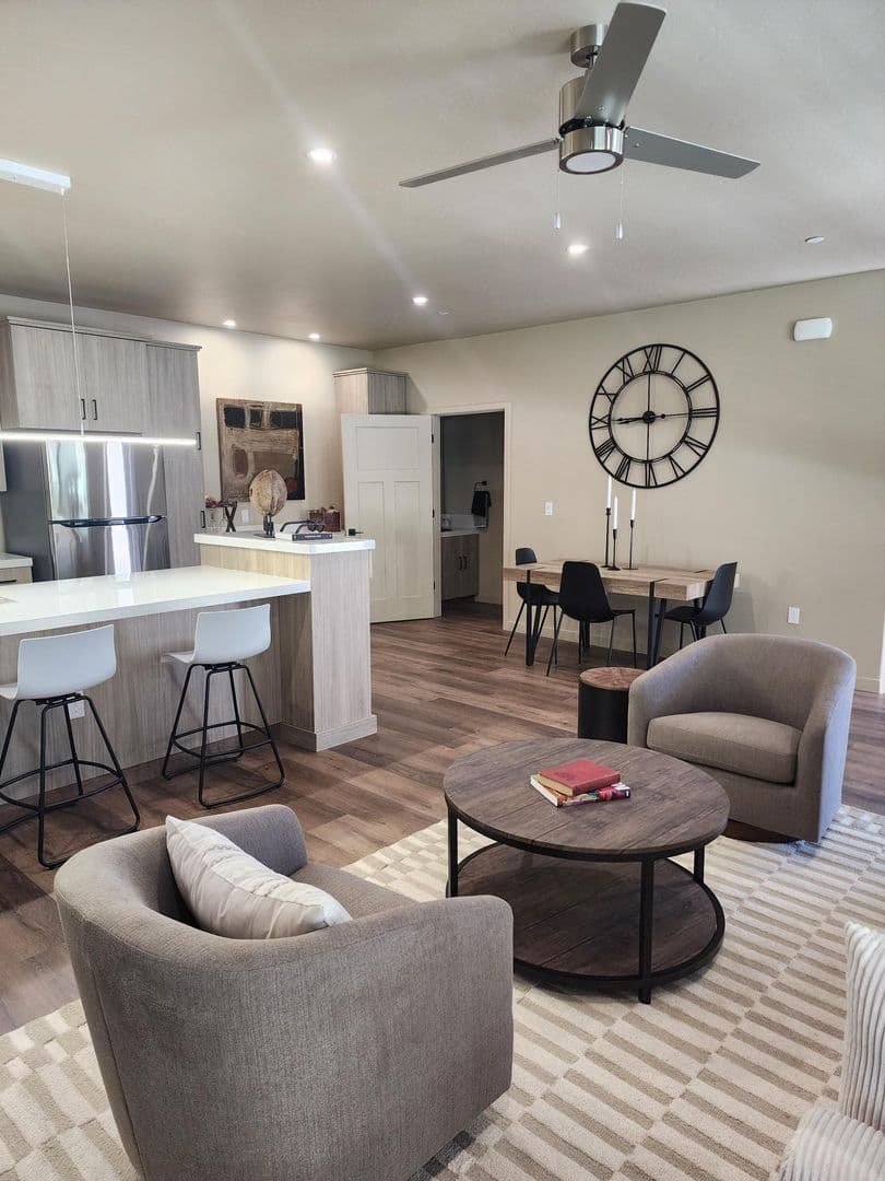 Hanford Apartment: 1000 W. 7th Street
