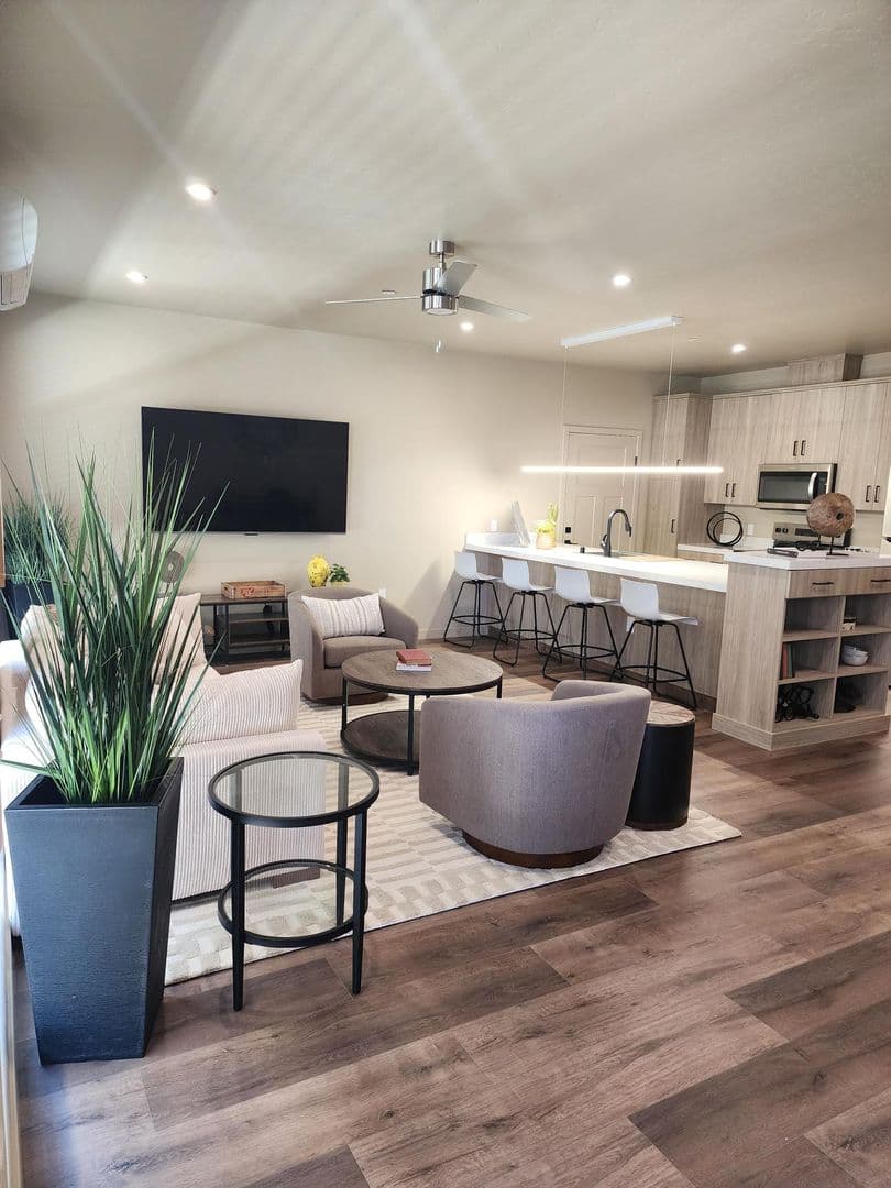 Hanford Apartment: 1000 W. 7th Street
