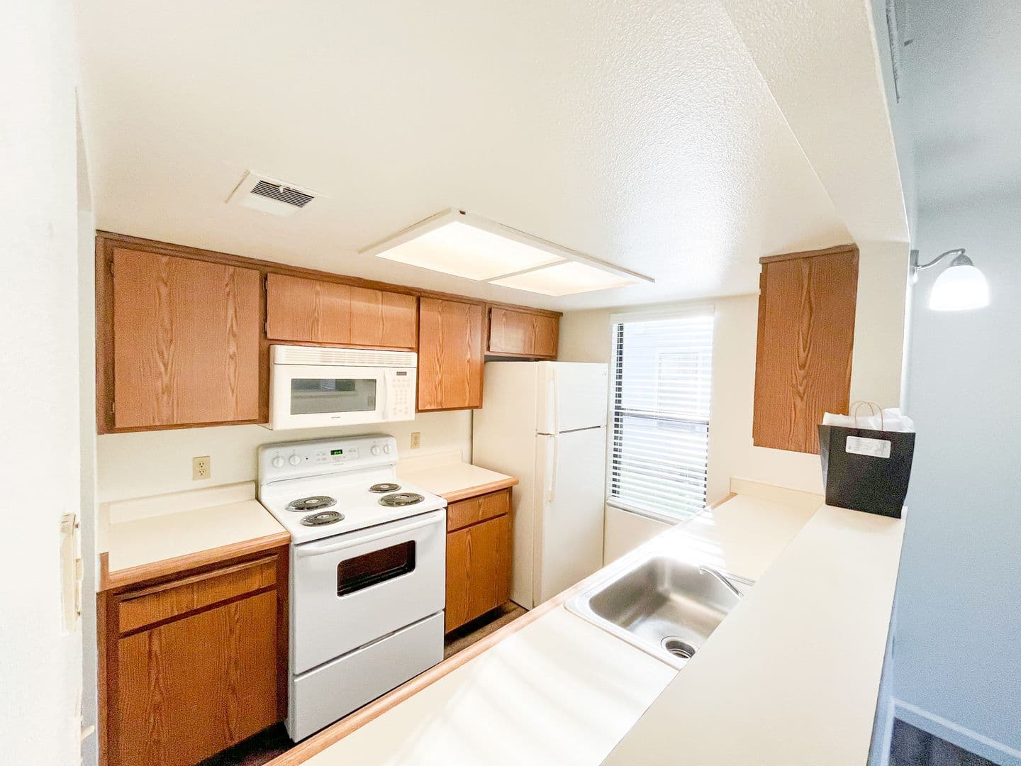 Fresno Apartment: 445 W Nees Ave