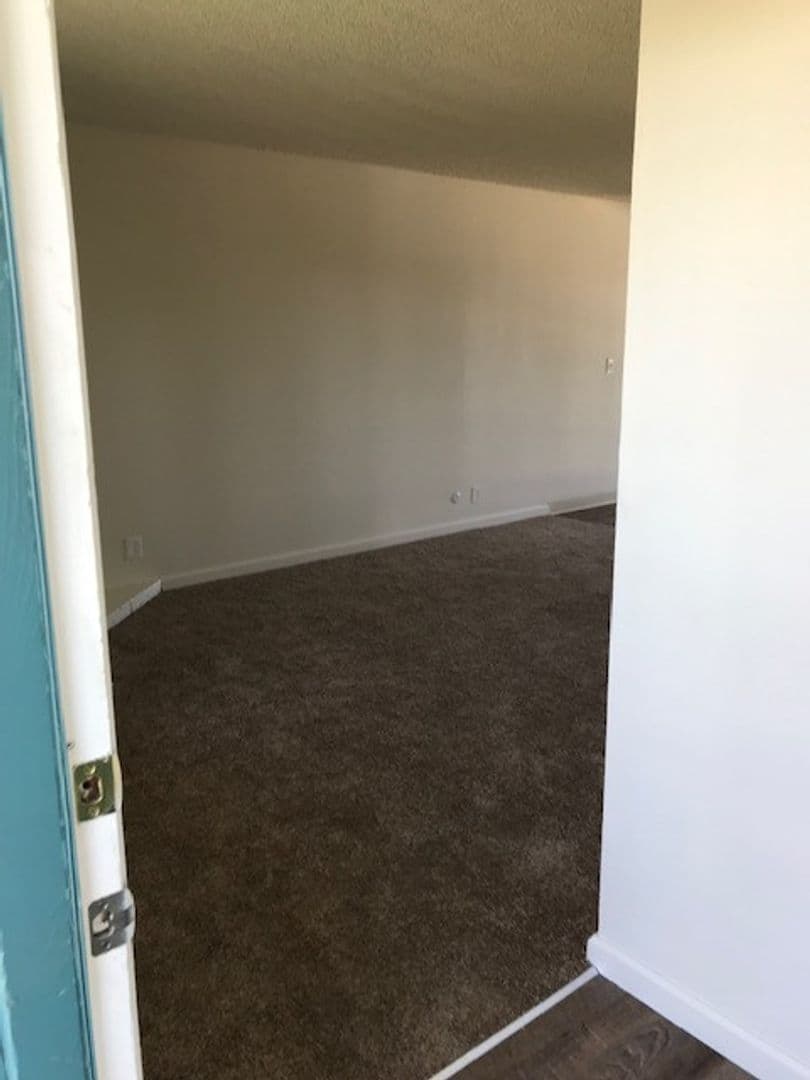 Clovis Apartment: 300 W Alamos Ave