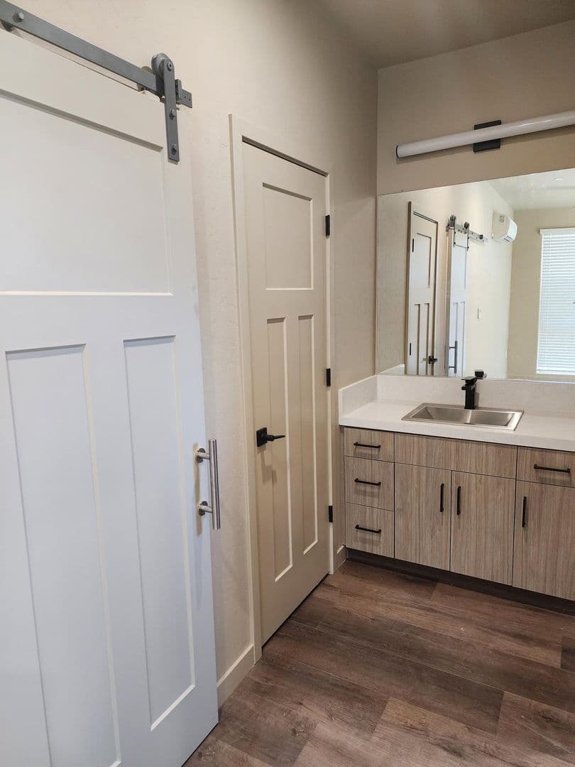 Hanford Apartment: 1000 W. 7th Street