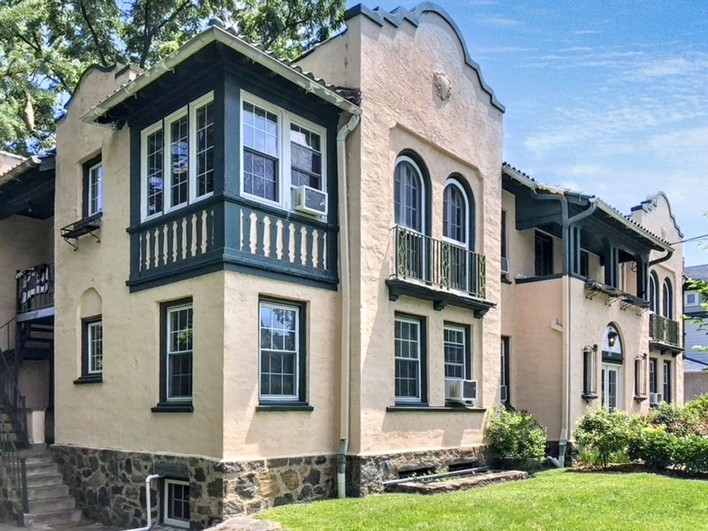 Wayne Apartment: 223 Bloomingdale Ave