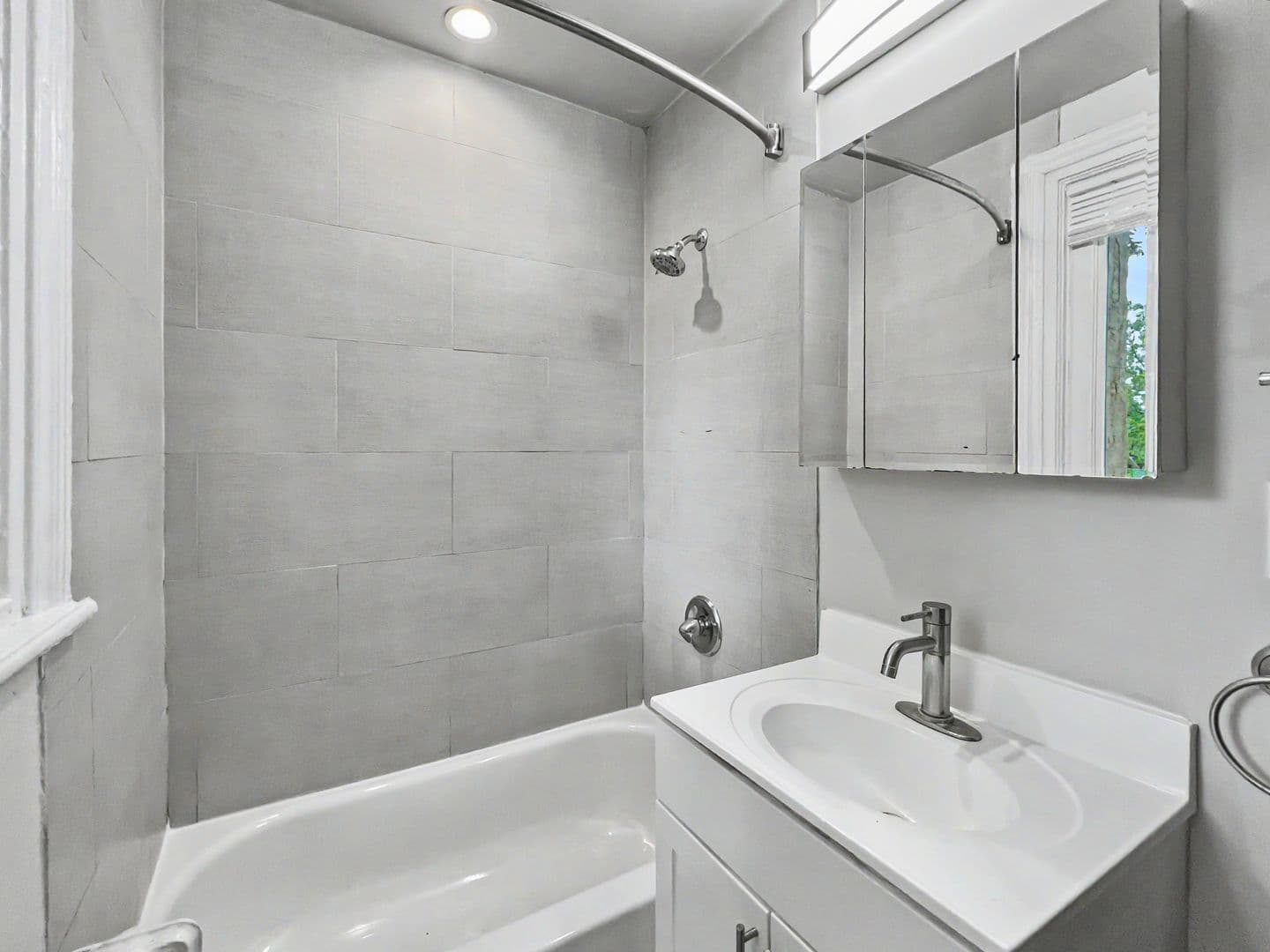 Wayne Apartment: 223 Bloomingdale Ave