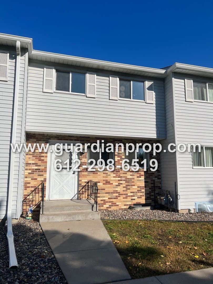Oakdale Townhome: 1495 Goodwin Avenue N