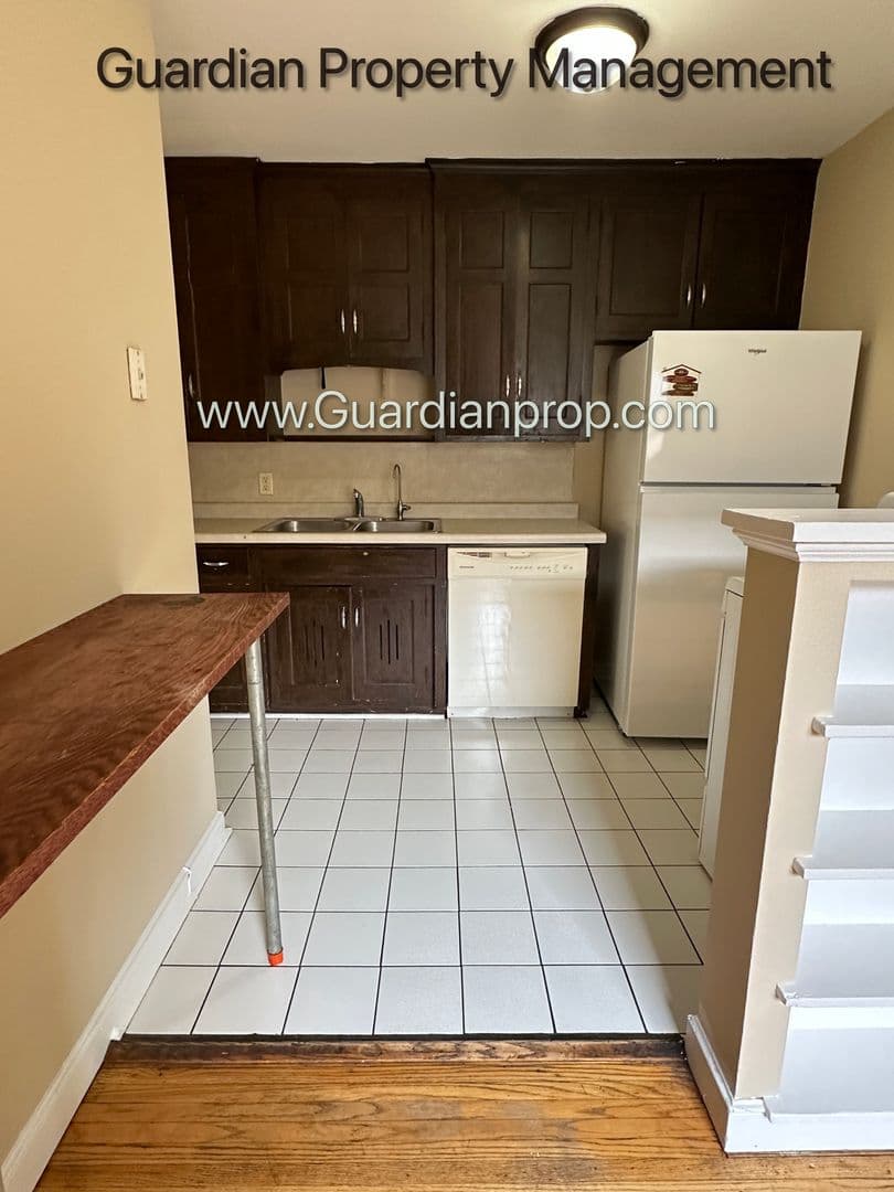 Minneapolis Apartment: 855 - 857 24th Avenue SE