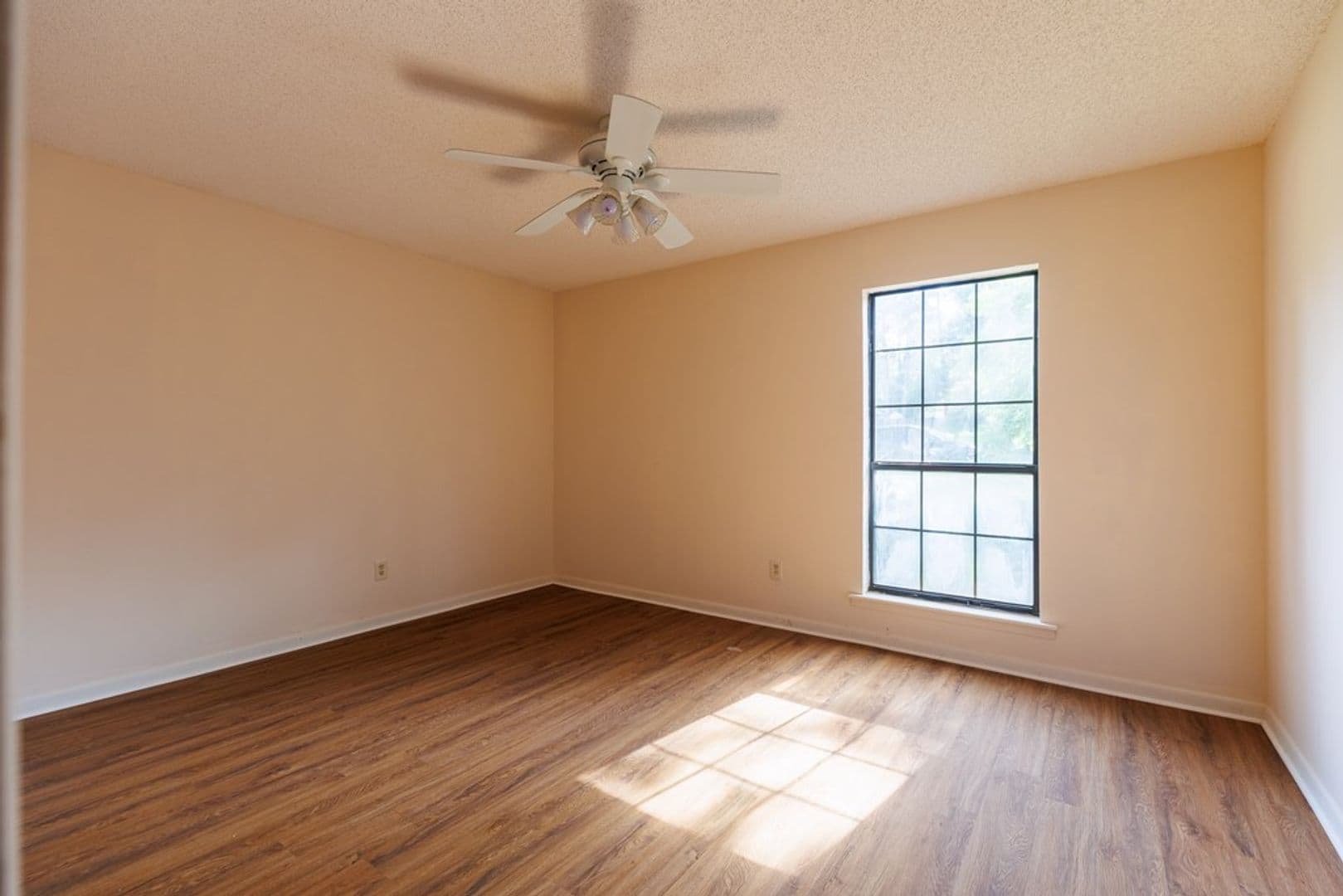 Valdosta House: 2211 S Sherwood Dr
