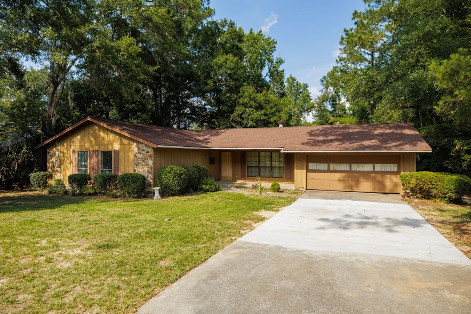 Valdosta House: 2211 S Sherwood Dr