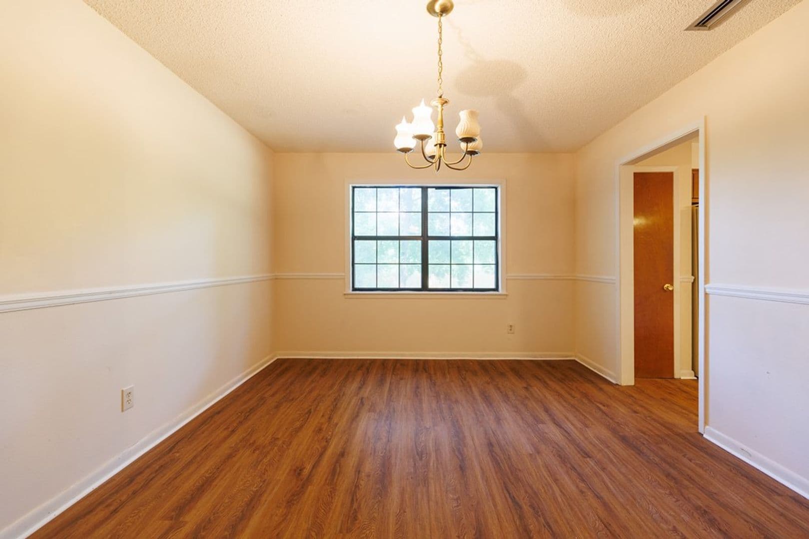 Valdosta House: 2211 S Sherwood Dr