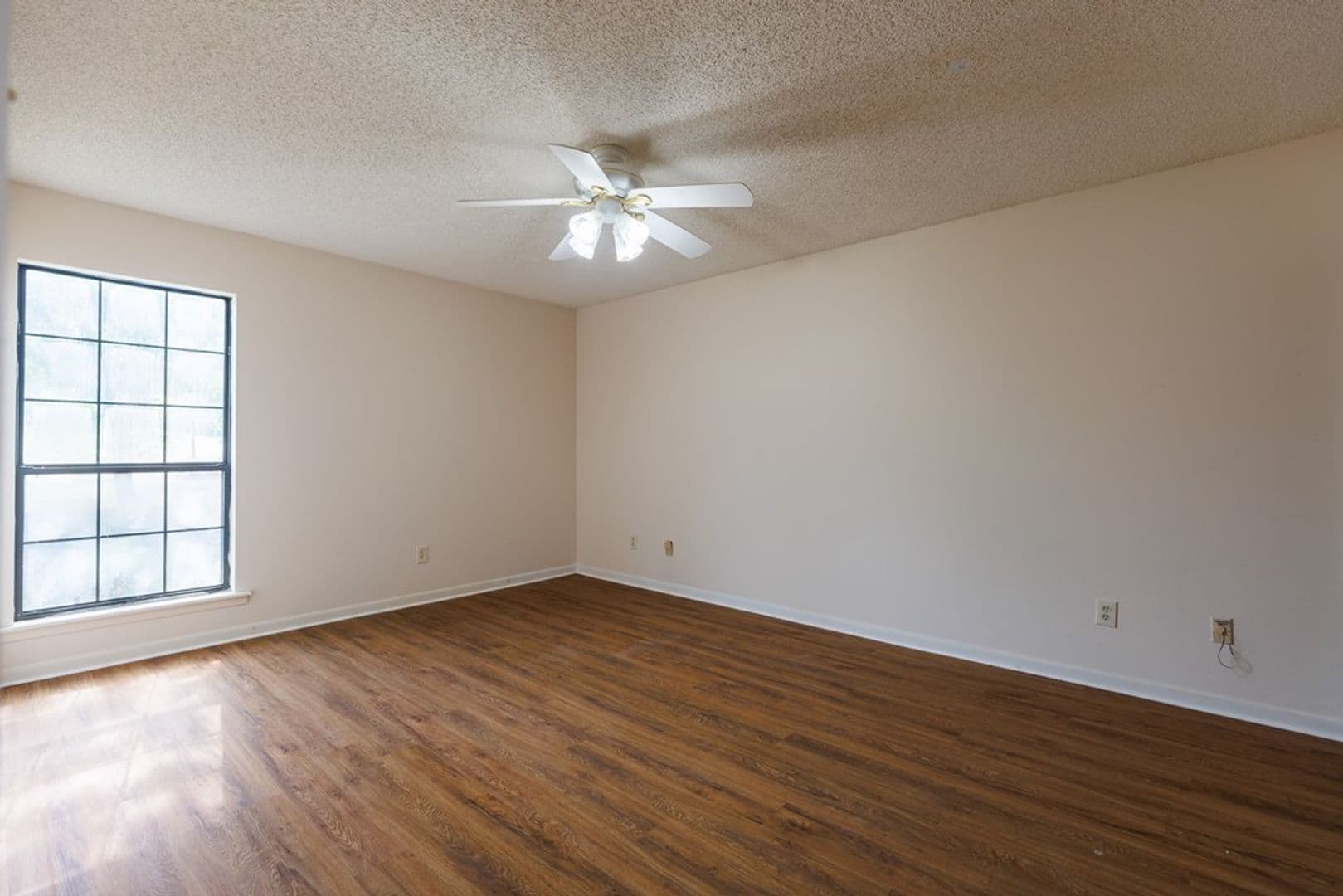 Valdosta House: 2211 S Sherwood Dr