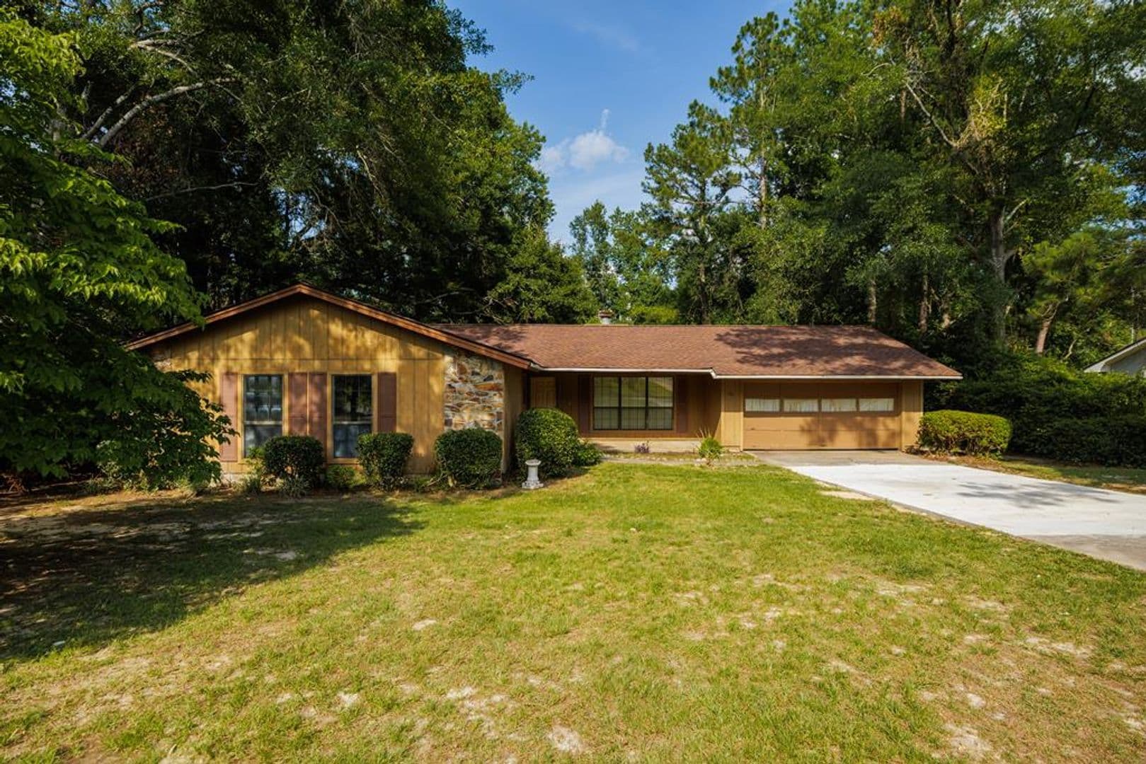 Valdosta House: 2211 S Sherwood Dr