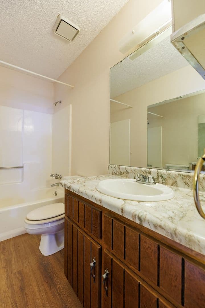 Valdosta House: 2211 S Sherwood Dr