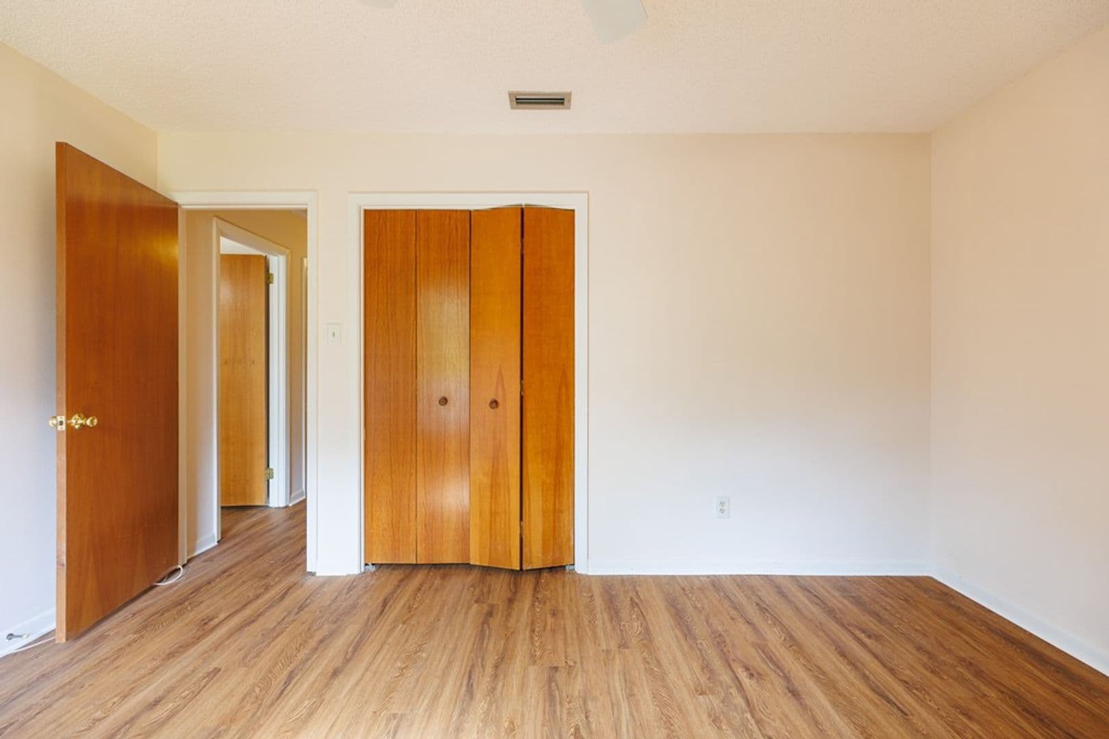 Valdosta House: 2211 S Sherwood Dr