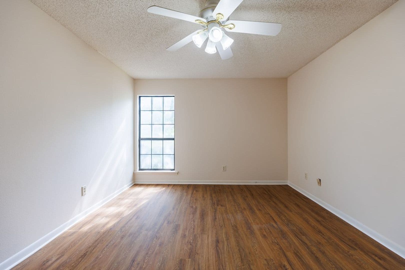 Valdosta House: 2211 S Sherwood Dr