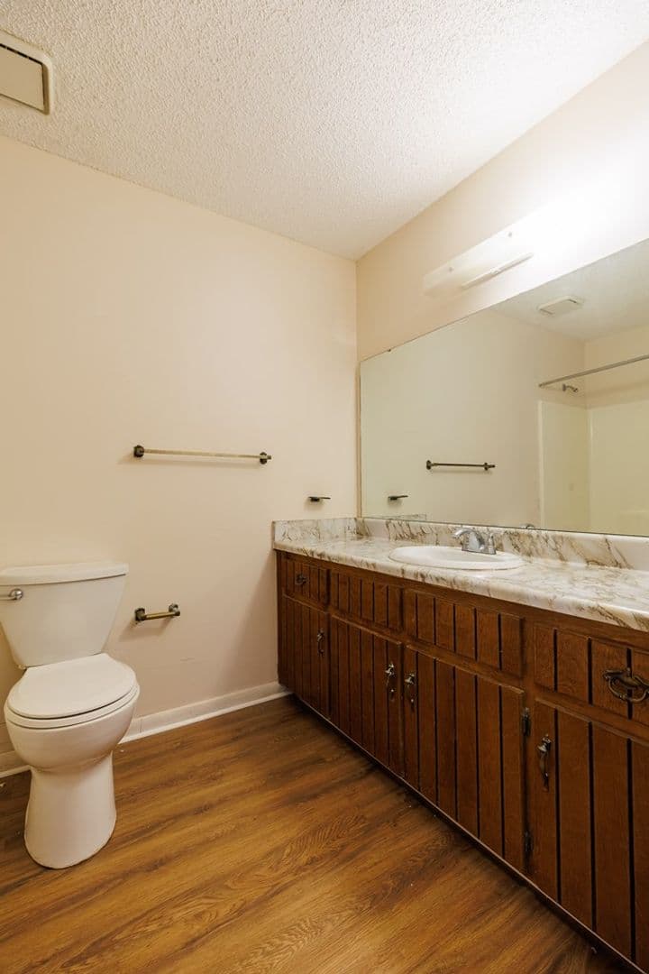 Valdosta House: 2211 S Sherwood Dr