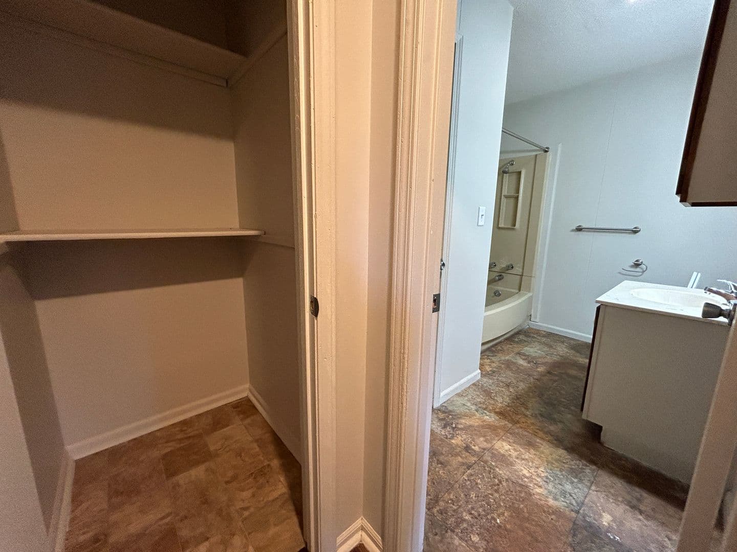 Saint Joseph Apartment: 1602 Brookside Dr