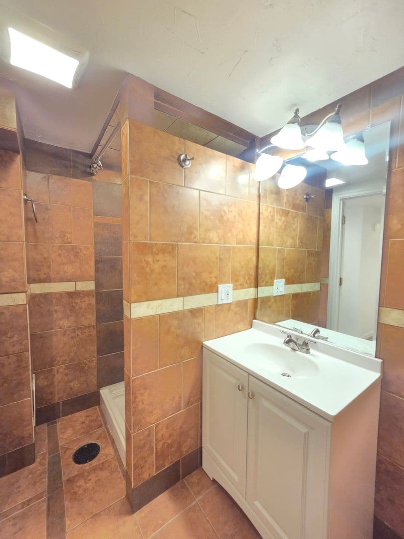 Spokane House: 5621 N Hemlock St