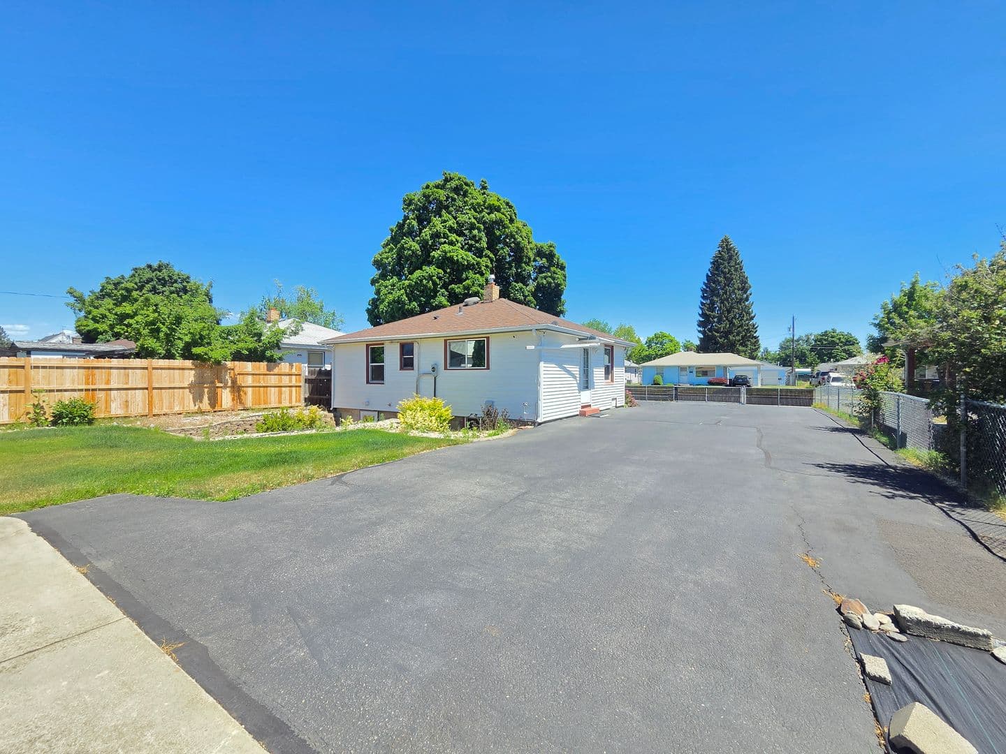 Spokane House: 5621 N Hemlock St