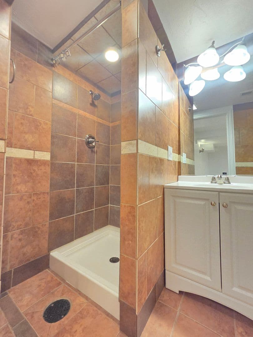 Spokane House: 5621 N Hemlock St