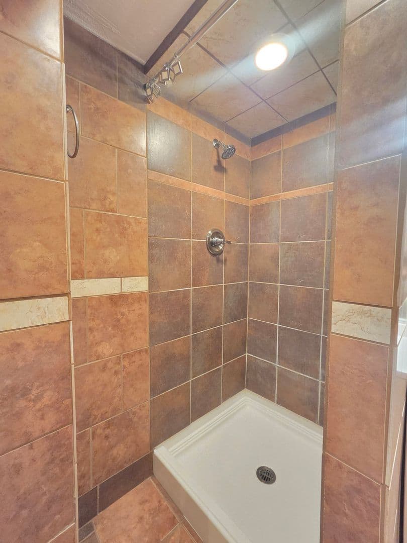 Spokane House: 5621 N Hemlock St