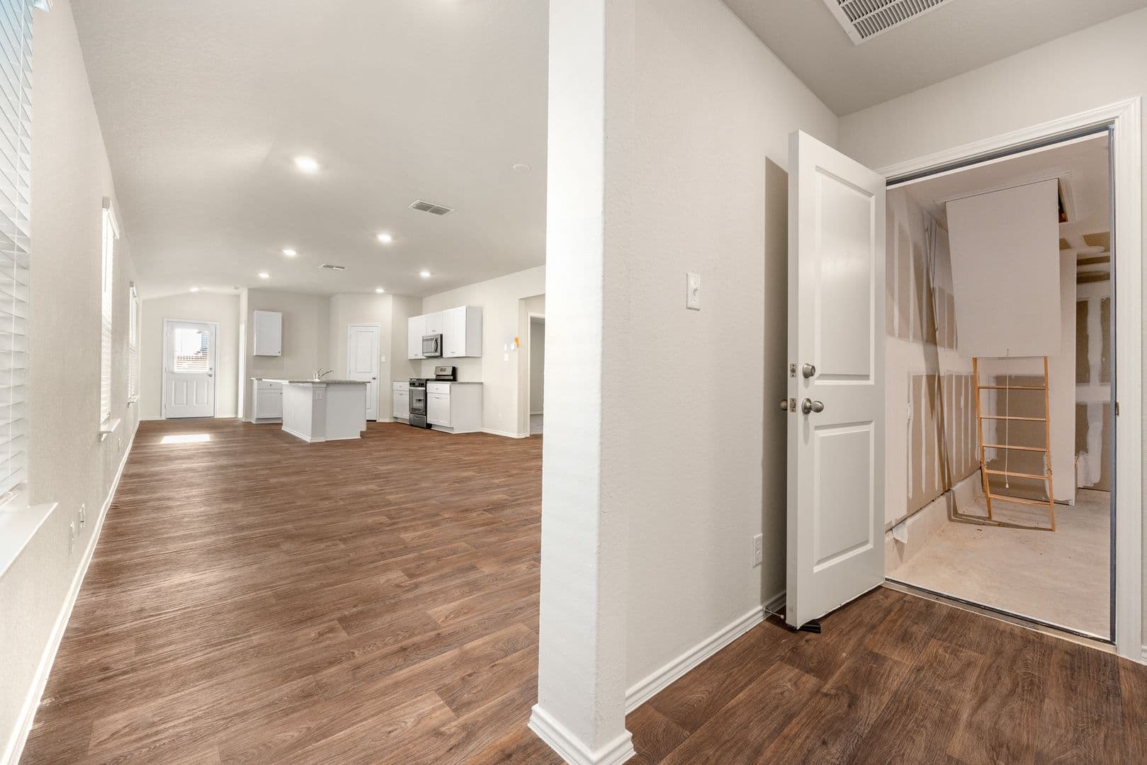 Floresville House: 148 Chipping Alley