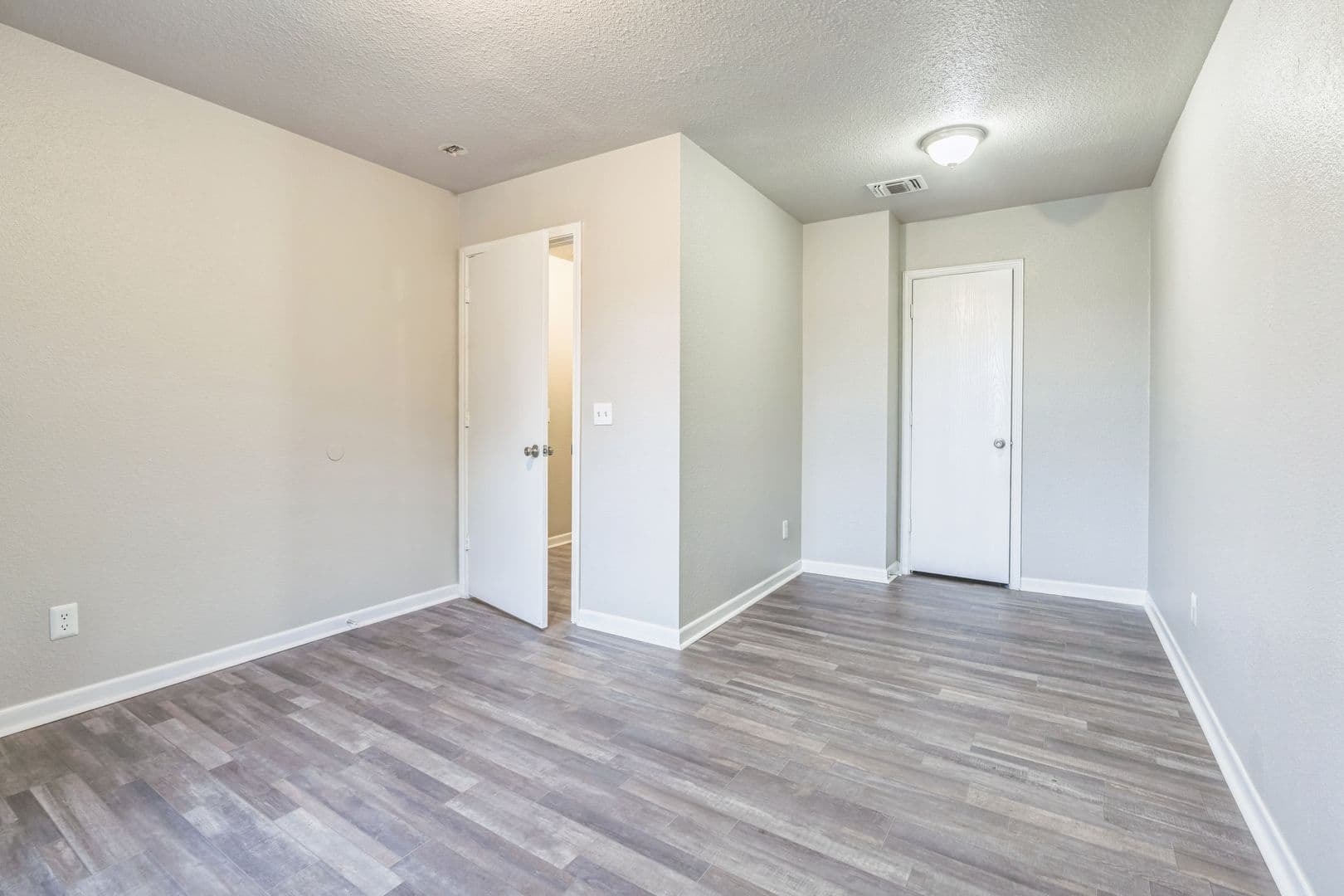 San Antonio House: 7587 Windsor Oaks