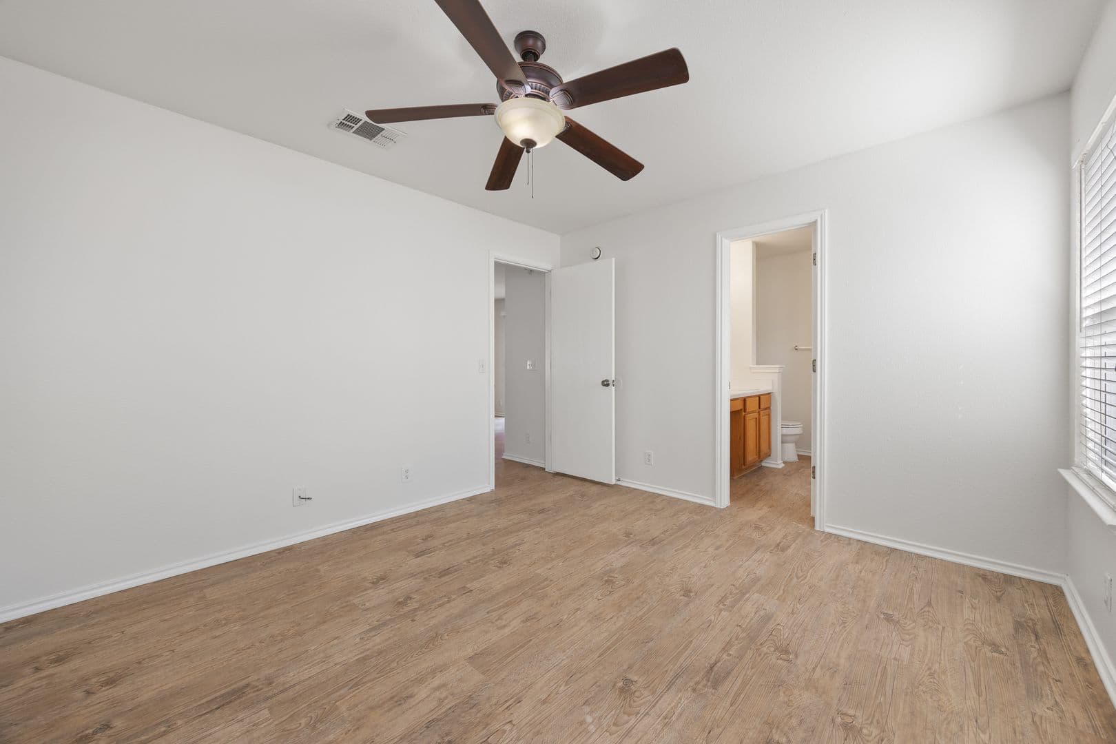 Manor House: 16117 Hamilton Point Circle
