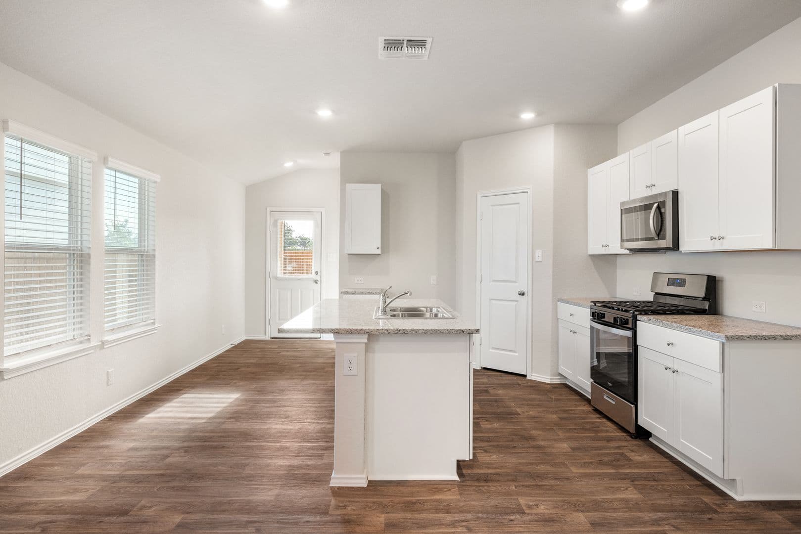 Floresville House: 148 Chipping Alley