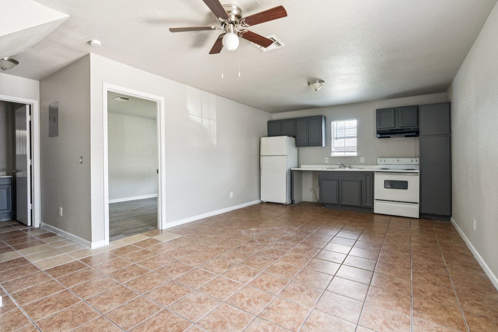 San Antonio House: 7587 Windsor Oaks