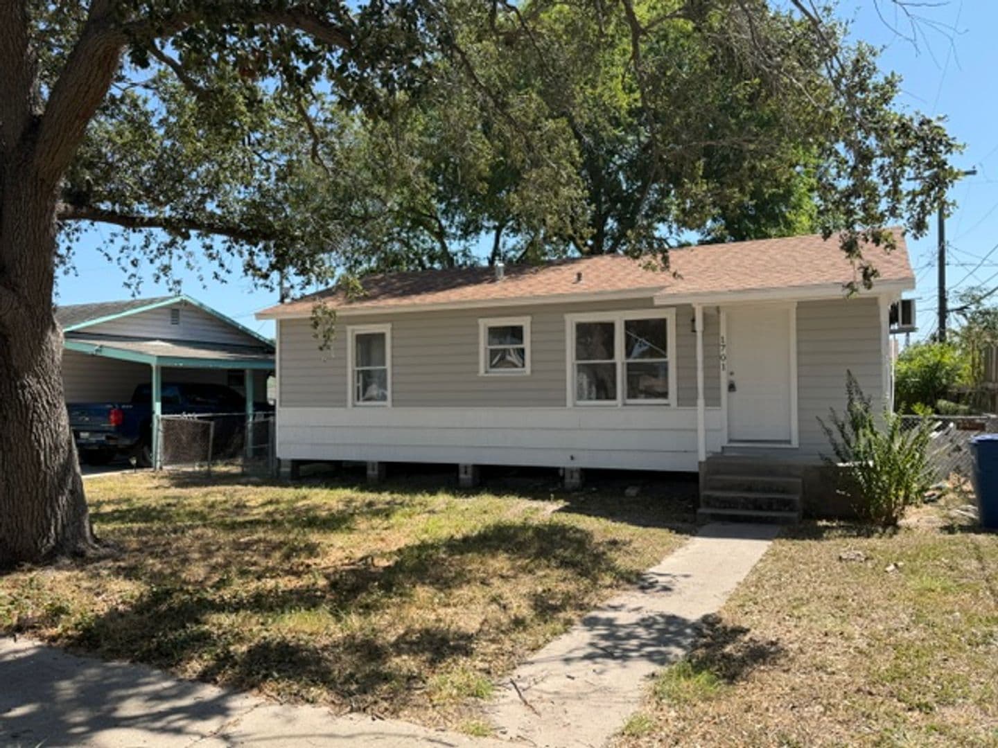 Corpus Christi House: 1701 Islla Drive