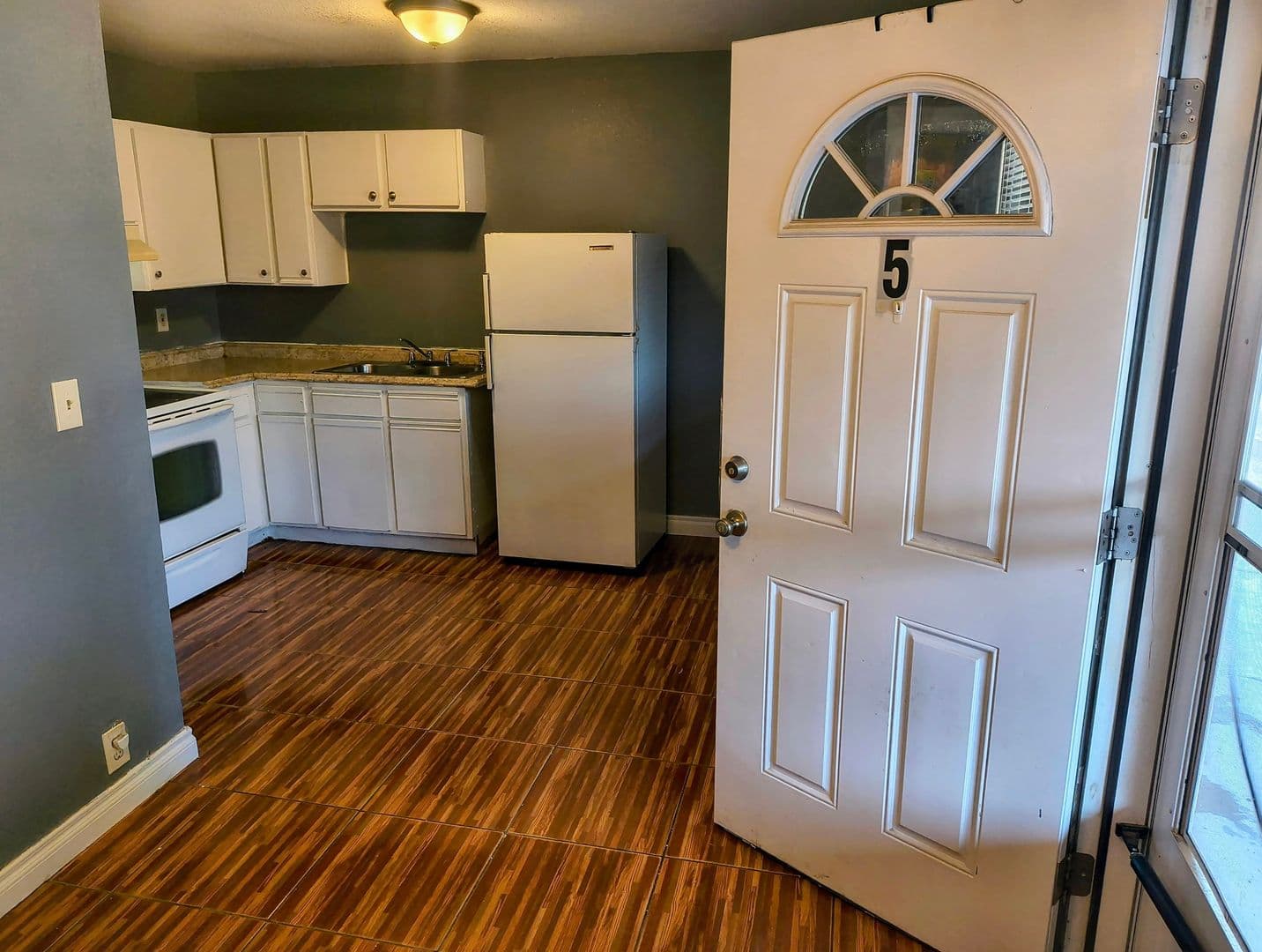 Eaton Apartment: 570 Oak Ave