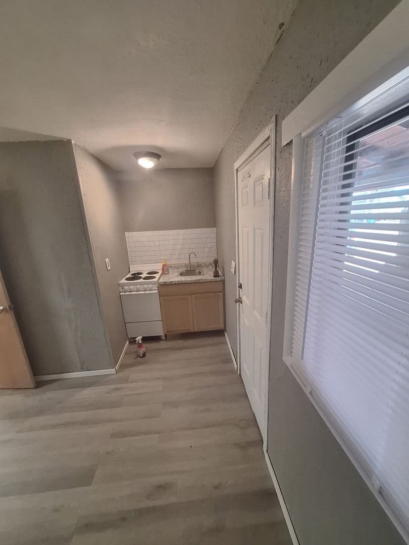 Eaton Apartment: 570 Oak Ave