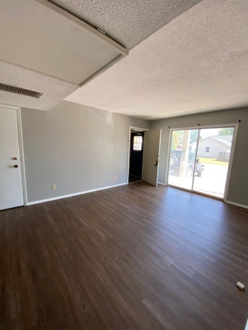 Jerseyville Apartment: 410 George St