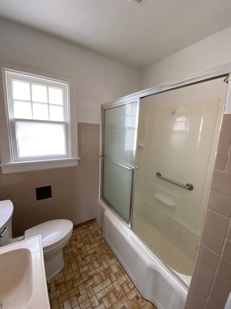 Alton House: 2108 W. Main