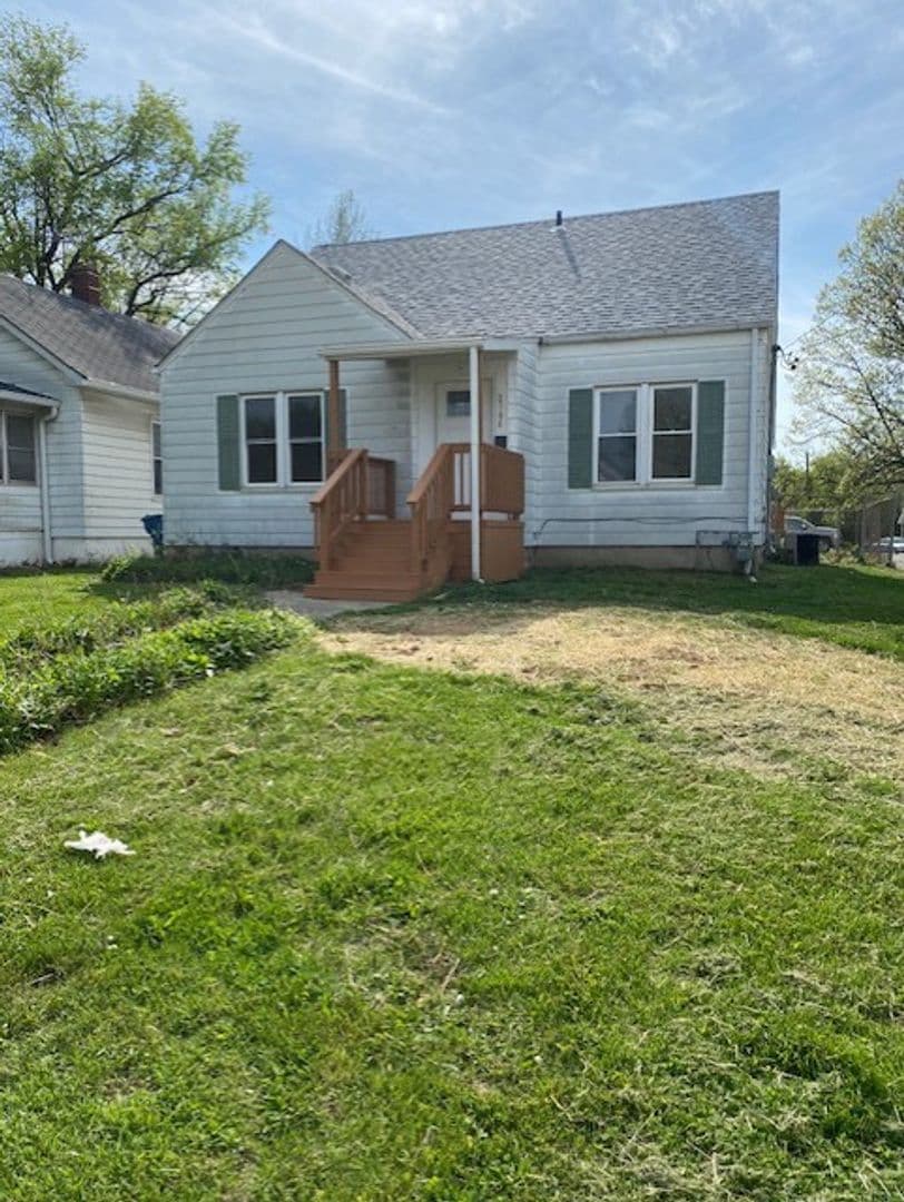 Alton House: 2108 W. Main