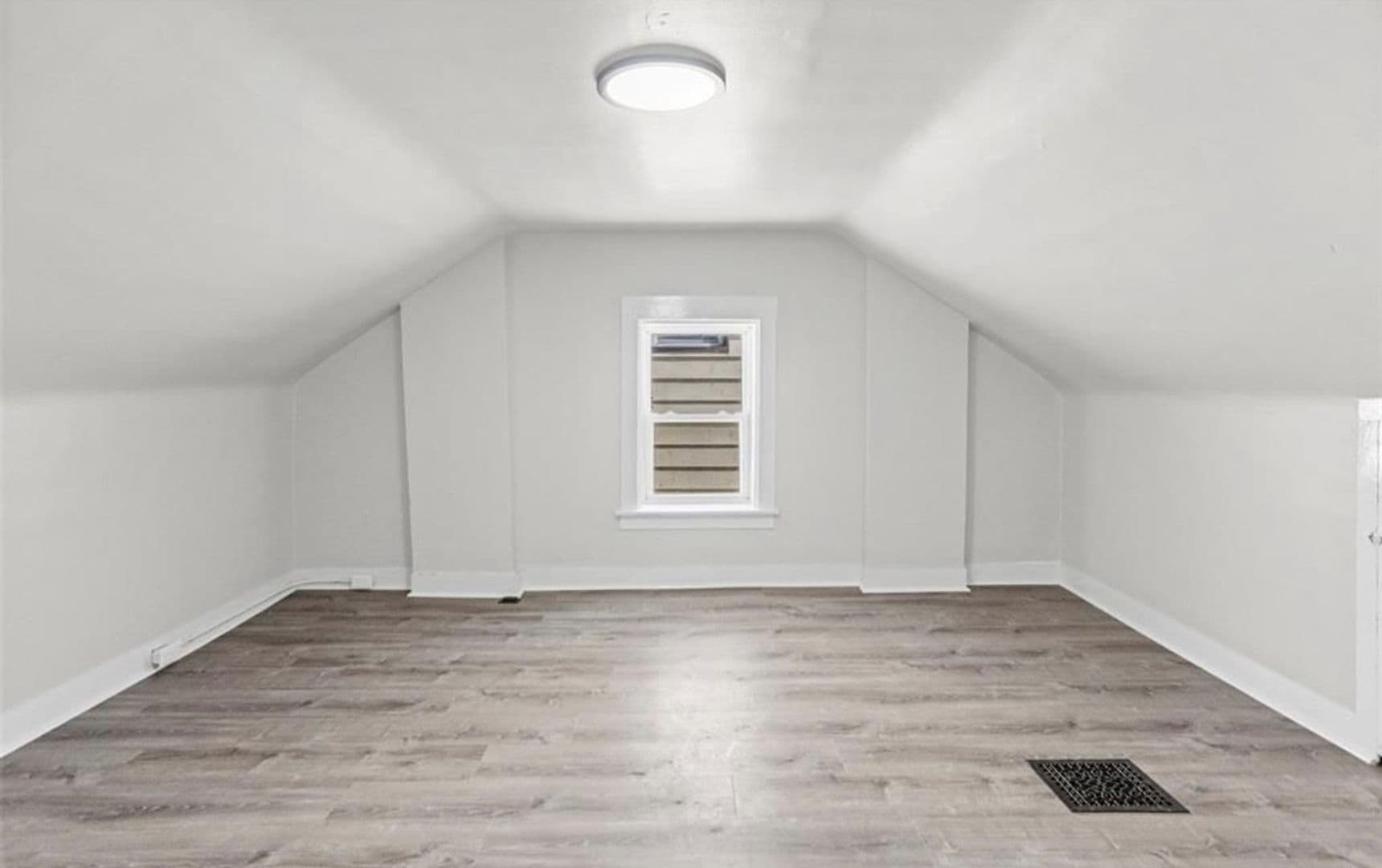 Belleville House: 312 S Jackson St