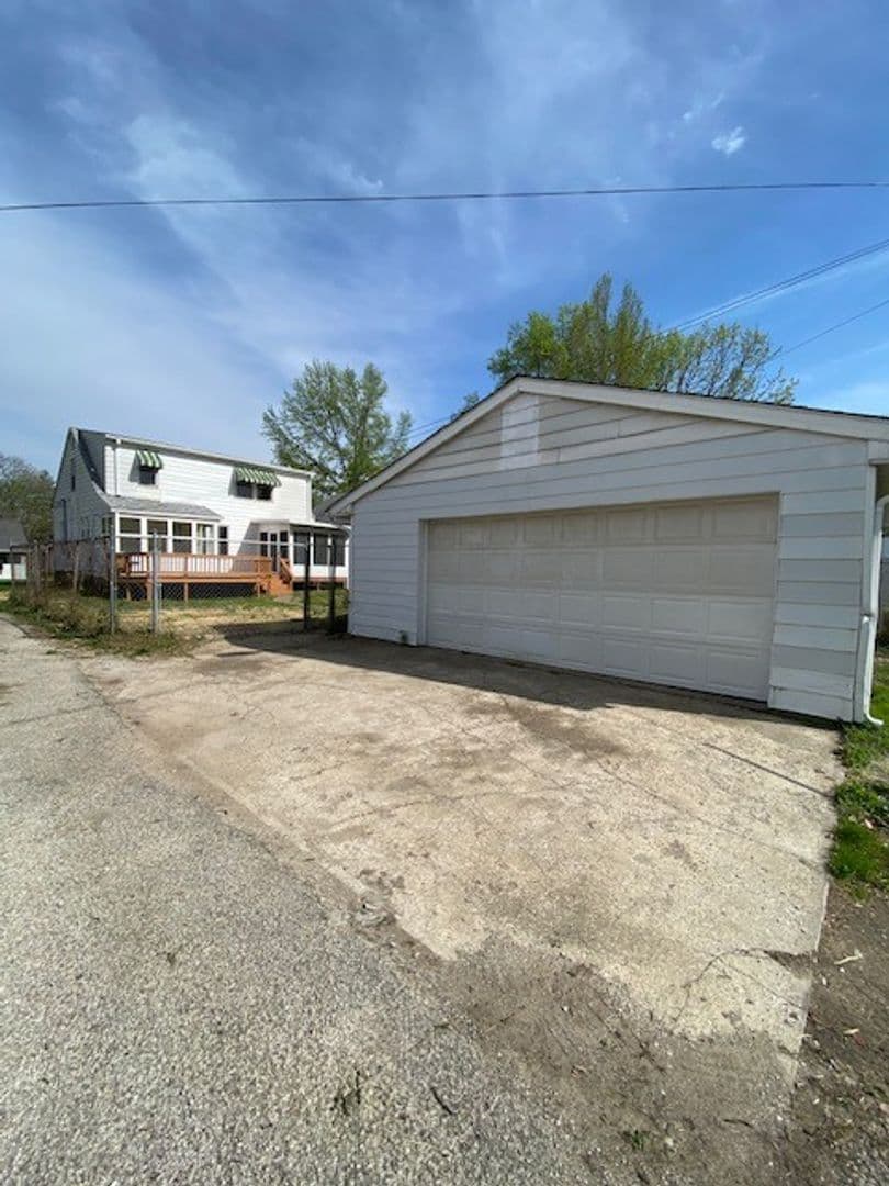 Alton House: 2108 W. Main