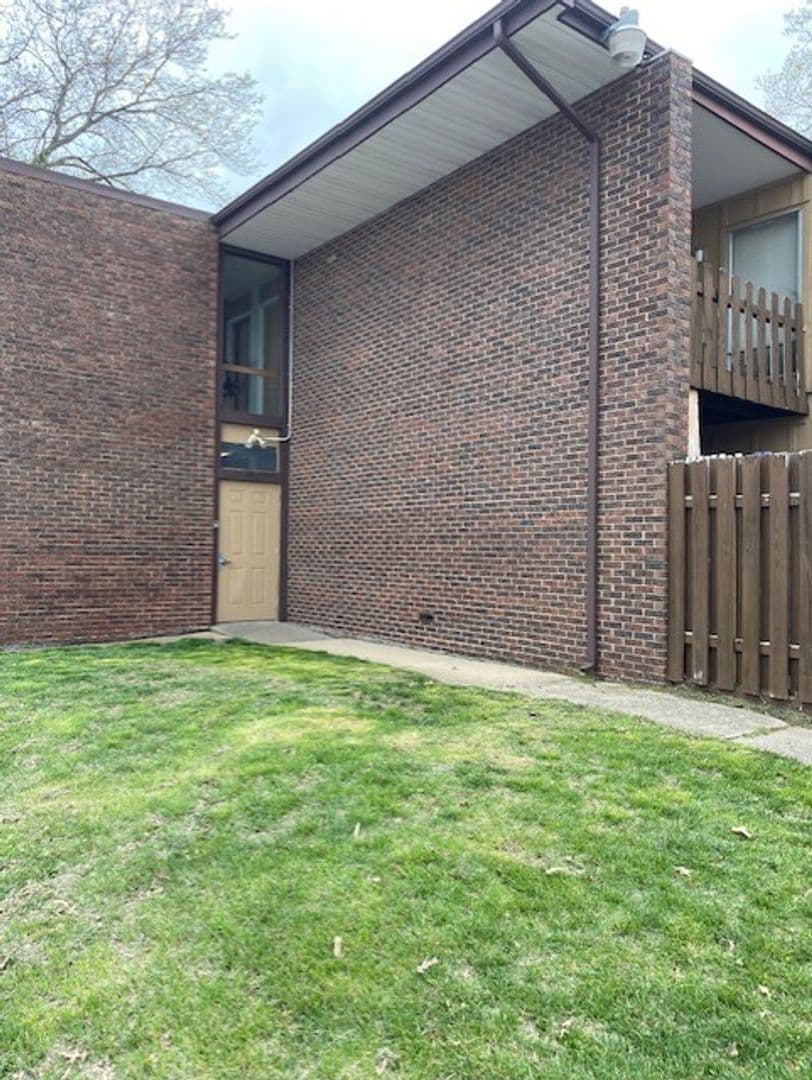 Collinsville Apartment: 123 St. Louis Road