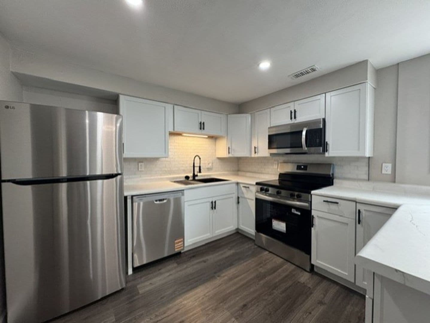 Fairview Heights Apartment: 421 Joseph Drive