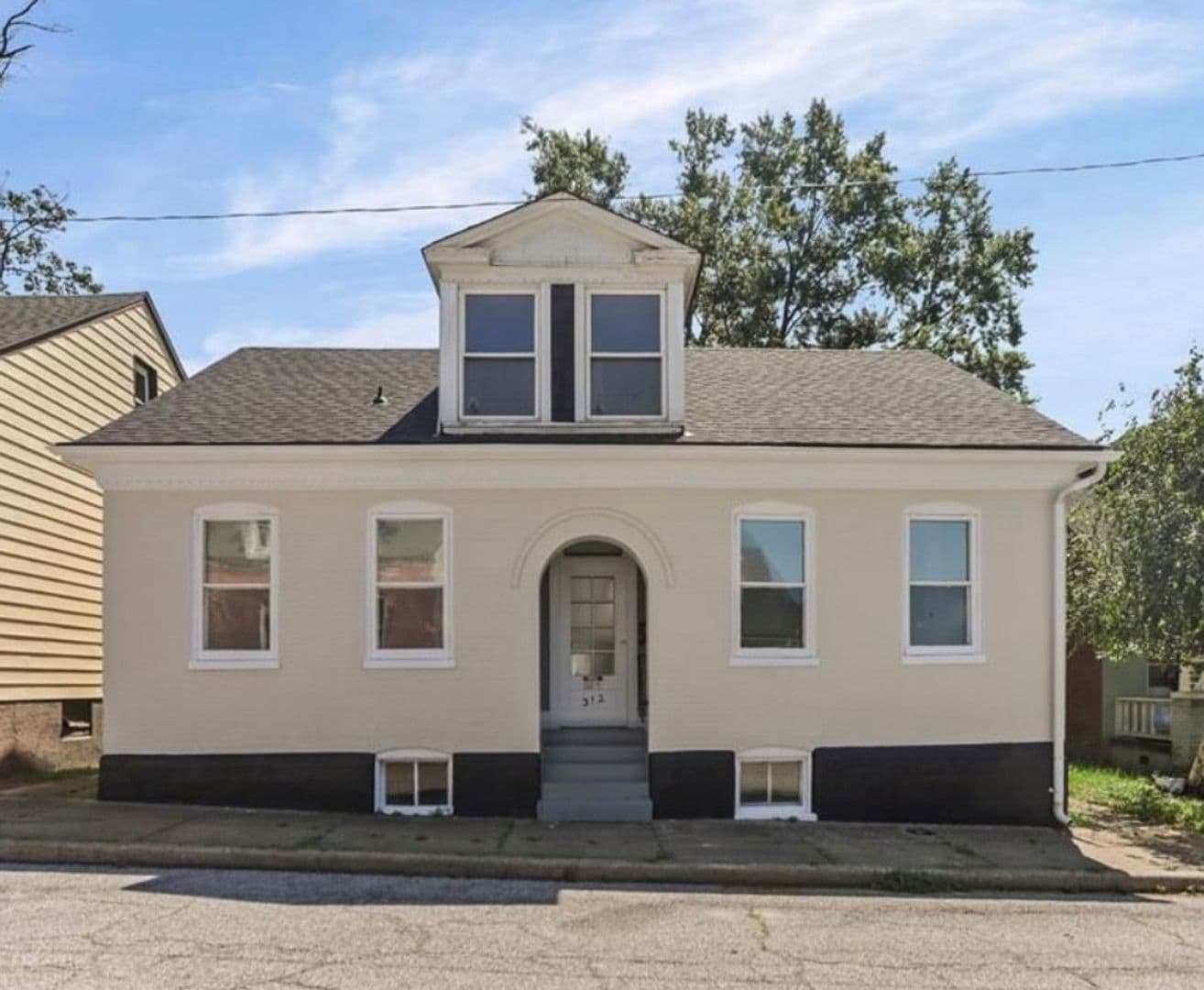 Belleville House: 312 S Jackson St