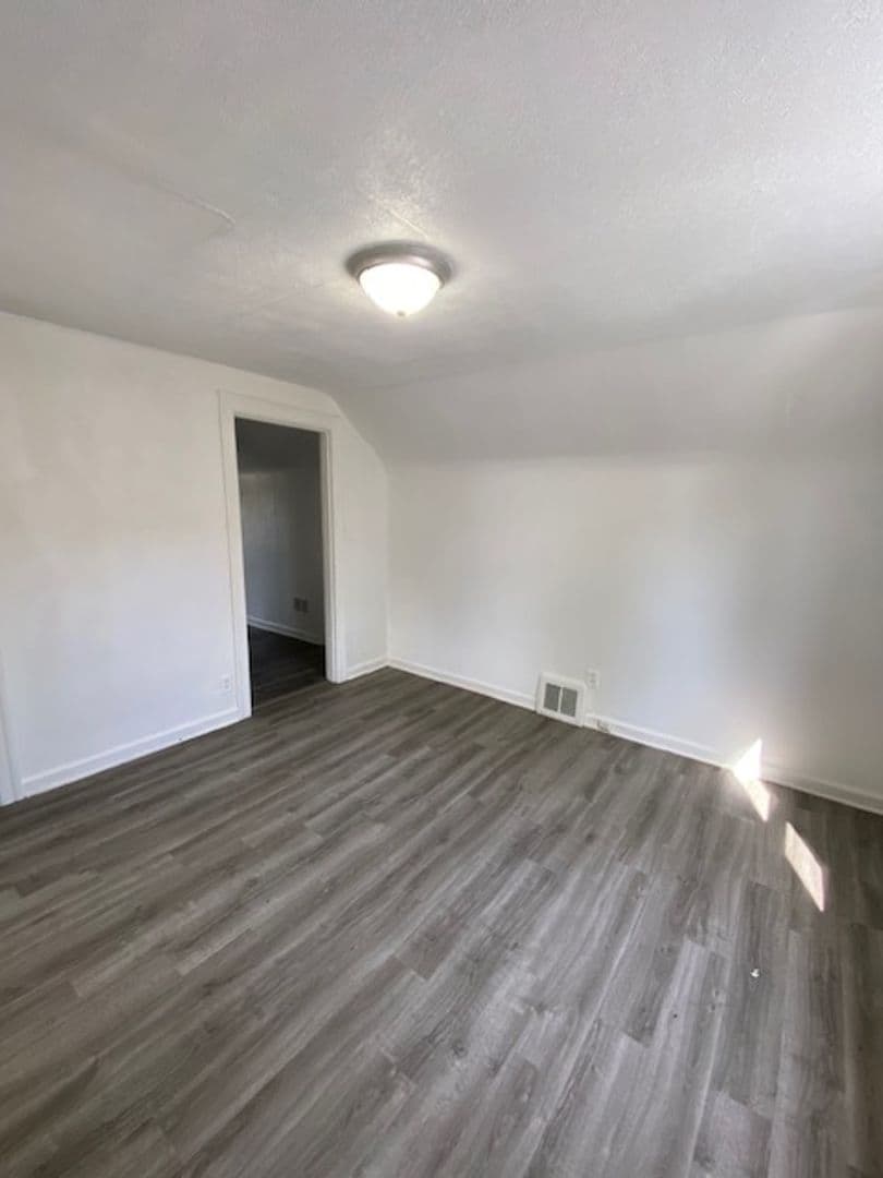 Alton House: 2108 W. Main